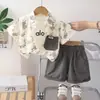 Conjunto de Ropa de Verano para Bebé 2026 Nuevo Estilo Camisa Elegante con Estampado de Letras para Niños Pantalones Cortos de Manga Corta Conjunto de Tres Piezas Ropa Moderna para Bebés y Niños