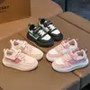 Zapatos para Niños, Zapatos Blancos para Niños, Zapatos de Pan para Niñas, Nuevas Zapatillas Casuales Deportivas para Niños Primavera y Otoño 2024