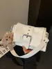 Bolso de axila de diseño nicho estilo coreano transfronterizo inspirado en motocicletas para mujer, con una elegante hebilla de cinturón, adecuado para ir al trabajo y se puede llevar como bolso de hombro o bolso cruzado.