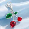 Exquisito colgante de cereza con incrustaciones de diamantes, efecto de goteo de aceite, llavero de fruta realista, accesorios decorativos DIY para bolsos