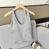 Camiseta sin mangas sexy de cuello U grande con espalda racer, copas fijas, tirantes finos de punto acanalado, capa interior para un cutis más claro y cobertura lateral del busto.