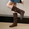 Botas de cano alto retrô de camurça com aumento de altura para mulheres, novo estilo outono e inverno 2026, emagrecimento para pernas grossas, botas de cavaleiro