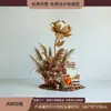 Escena de decoración de escaparate de tienda de ropa con flores de otoño, juncos, hierba y flores secas para una transmisión en vivo con temática femenina