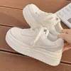 Zapatos de mujer para combinar con faldas, tenis blancos, nuevo modelo 2026 zapatos deportivos, otoño transpirables populares de suela gruesa casual tenis estilo Chanel