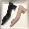 Punta Aguda Hebilla en V Tacón Grueso Estilo Francés Boca Baja Temporada de Primavera y Otoño Zapatos de Tacón Alto Elegantes para Uso en Exteriores 2026 Nuevos Zapatos para Mujer Color Nude