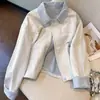 Jaqueta jeans azul claro com gola estilo Chanel para mulheres, novo modelo outono 2026, toque de luxo, jaqueta casual color-blocking