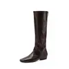 Botas de emagrecimento estilo europeu com design de perna larga, coleção de inverno 2026, apresentando um salto baixo grosso, bico quadrado, couro genuíno, perna larga e cano alto
