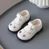 Sandálias de Couro Infantis Modelo Novo 2026, Sapatos Casuais Vazados da Moda para Meninos, Sapatos Macios Antiderrapantes para Crianças Pequenas