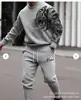 Conjunto de Moletom com Gola Redonda e Mangas Longas e Calça Jogger Casual Esportiva High Street Hip-Hop Americano Transfronteiriço Estampa Digital Masculino