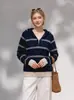 Suéter retro de rayas con cuello medio abierto para mujer, nueva colección otoño/invierno 2026, versátil, rejuvenecedor, top de punto de manga larga, corte holgado