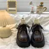 Sapatos pretos de couro para mulheres, com salto grosso, que aumentam a altura, sola grossa, novo modelo de outono, estilo britânico, mocassins versáteis com cadarço retrô