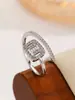 Anillo de Luz de Zirconia Incrustada en Oro Real Chapado en Cobre Transfronterizo Europeo y Americano Lujo Ligero Sensación de Alta Gama Anillo para el Dedo Joyería de Mano Versátil Fabricante Venta al por Mayor en Stock