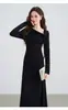Deslumbrantes looks de outono e inverno para uma jovem sofisticada, intelectual e elegante, com vestidos vermelhos