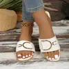 Comercio exterior plano tamaño grande metal marca D exterior playa casual 2026 verano nuevo una correa casual sandalias para mujer
