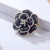 Broche de Camelia Europeo y Americano, Estilo Coreano Clásico y de Moda, Pequeño Estilo Fragante para Abrigo, Accesorios para Traje, Pin en Stock