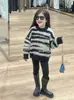 Ropa coreana nueva para niños otoño e invierno 2024 niñas estilo perezoso a rayas suéter de punto pantalones de yoga compuestos de terciopelo Ollie