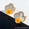 Pendientes de trébol de cuatro hojas para mujer, nácar blanco, ágata roja, chapado en oro V oro de 18 quilates, exquisitos pendientes de trébol de la suerte de tamaño mediano y pequeño