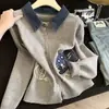 Cárdigan de punto patchwork de mezclilla a la moda para reducir la edad 2026, chaqueta corta elegante nueva con solapa bordada, suéter