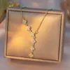 Venta Caliente Internacional Transfronteriza Tema de Moda Personalizado Micro-incrustación de Zirconio Completo V Grande Clásico Acero Titanio Chapado en Oro Real de 18K Colgante Clavícula
