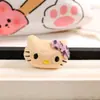 Lindo Colgante de Peluche de Gatito Accesorios para el Cabello Gato KT Bandas de Goma Pinzas para el Cabello Figuras Ropa Zapatos Calcetines Accesorios para la Cabeza DIY