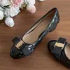 Sapatos Mary Jane Chuyuji estilo francês com bico redondo e confortáveis para mulheres, novo modelo 2026, sapatos baixos de um só tom com blocos de cor e padrão de losangos inspirados em Chanel