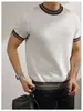 Camisa de Tricô Listrada de Manga Curta com Gola Redonda para Homens no Atacado do Fabricante, Nova Tendência de Verão Marca Versátil Fina de Meia-Manga para Homens