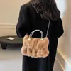 Coleção Outono/Inverno 2026: bolsa de mão macia e fofa para mulheres, uma bolsa de corrente compacta e conveniente perfeita para passeios, uma bolsa de ombro ou transversal moderna