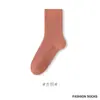 Calcetines de algodón puro para mujer, cálidos y engrosados para otoño e invierno, con diseño de color liso, longitud versátil hasta la pantorrilla y propiedades que absorben la humedad