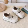 Sapatos Mary Jane Pequenos de Couro Novos para Meninas Primavera e Outono Sola Macia Sapatos de Princesa Sapatos de Cano Baixo Infantis Sapatos de Performance Versáteis da Moda
