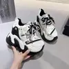 Nuevas zapatillas de colores en bloque que aumentan la altura para personas bajitas, súper modernas para otoño de 2026, zapatillas tipo "dad shoes" de suela gruesa con cordones para mujer, casuales y a la moda.