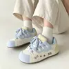 Zapatillas Versátiles de Estilo Coreano para Mujer 2026 Nuevos Populares Zapatos Blancos de Suela Gruesa que Aumentan la Altura para Estudiantes Femeninas Zapatos de Entrenamiento Casuales Alemanes