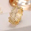 Anillo hueco de panal ondulado estilo coreano, sensación nicho de alta gama, circonita microincrustada, anillo de dedo color oro vintage, venta al por mayor de joyería