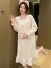 Bata de noche lisa de manga larga con encaje volantes y lazo para mujer, adecuada para primavera y otoño, con escote cuadrado, longitud media, y se puede usar como ropa de estar o ropa exterior.