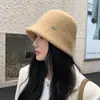 Nuevo sombrero de pescador de color liso para otoño e invierno para mujer, diseñado para hacer que la cara parezca más pequeña, tejido, cálido, versátil y adecuado para tamaños de cabeza más grandes