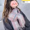 Bufanda Retro a Cuadros de Una Pieza para Mujer Invierno Bufanda de Imitación Cachemir Regalo para Día de Estudiante de Invierno Borla Versátil
