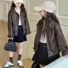 Jaqueta de couro feminina, novo estilo primavera 2026, estilo retrô americano estiloso, estilo Hong Kong, jaqueta de couro biker desgastada, resistente ao vento