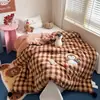 Colcha de terciopelo de leche estilo Ins, juego de ropa de cama de cuatro piezas para otoño/invierno, edredón cálido con diseño de pompón, núcleo de edredón de invierno engrosado, juego de ropa de cama