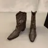 Botas de Calça Bico Fino Salto Bloco Botas de Cano Curto Francesas Femininas 2026 Novo Verão Corte em V Rebite Retro Botas Western Cowboy