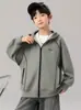 Jaqueta Infantil Estilo Primavera e Outono 2026 Novo Top de Tricô Infantil para Crianças de Média e Maior Idade Roupas de Outono para Meninos Cardigã com Capuz