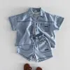 Traje de Mezclilla para Niños Atuendo de Verano de Moda Nuevo Estilo Fresco y Elegante Versátil Conjunto de Dos Piezas de Camisa de Manga Corta y Pantalones Cortos para Niños
