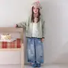 Calça Jeans Personalizada Infantil para Meninas 2026 Nova Coleção Primavera e Outono Bordado de Laço Colorido Cintura Elástica Perna Reta Solta