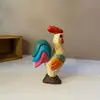 Talla de Madera Hecha a Mano Original Gallo Arcoíris Artesanías Pintadas Adornos de Escritorio Venta al por Mayor de Fabricante