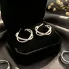 Aretes retorcidos en forma de C de doble capa para mujer, con un diseño delicado y brillante con un toque de lujo y sofisticación, en un estilo simple y versátil que irradia elegancia