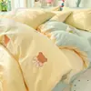 Juego de cuatro piezas de tela arrugada tipo nube supersuave de dibujos animados, funda de edredón linda, juego de tres piezas de sábana para cama de dormitorio de estudiante