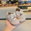 Sandálias de Malha para Bebê 2026 Novo Estilo de Verão Laço Doce Sapatos para Bebê Menina Criança Pequena Sola Macia Sandálias Respiráveis
