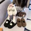 Pantuflas cálidas para exteriores estilo perezoso con diseño de punta cerrada, forro de felpa, suelas gruesas y estilo slip-on, perfectas para otoño e invierno. Estos pantuflas de media caña mullidas son una versión más gruesa para mujer
