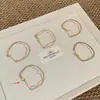 Pulseira tecida minimalista francesa de flor de quatro folhas de camada dupla para mulheres, pulseira de pulso simples versátil vintage, joia de design de nicho