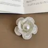Broche de Camélia com Pérolas de Alto Padrão Estilo Francês para Mulheres, Luxo Leve, Tendência de Moda Única, Acessório de Broche Versátil