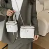 Bolsa pequena quadrada texturizada estilo coreano para mulheres no atacado, nova bolsa de ombro com corrente padrão diamante para o outono de 2026, bolsa transversal versátil de luxo leve