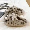 Chinelos Peludos com Estampa de Leopardo de Desenho Animado 2026 para Mulheres, Novo Estilo, Forrados com Lã, Quentes, para Casa, Antiderrapantes, com Solado Grosso, de Algodão